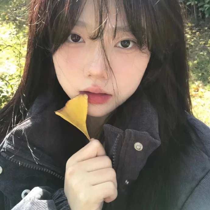 微光下的蓝色男孩